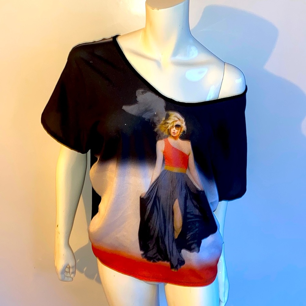 beautiful oversized, printed V-neck top
